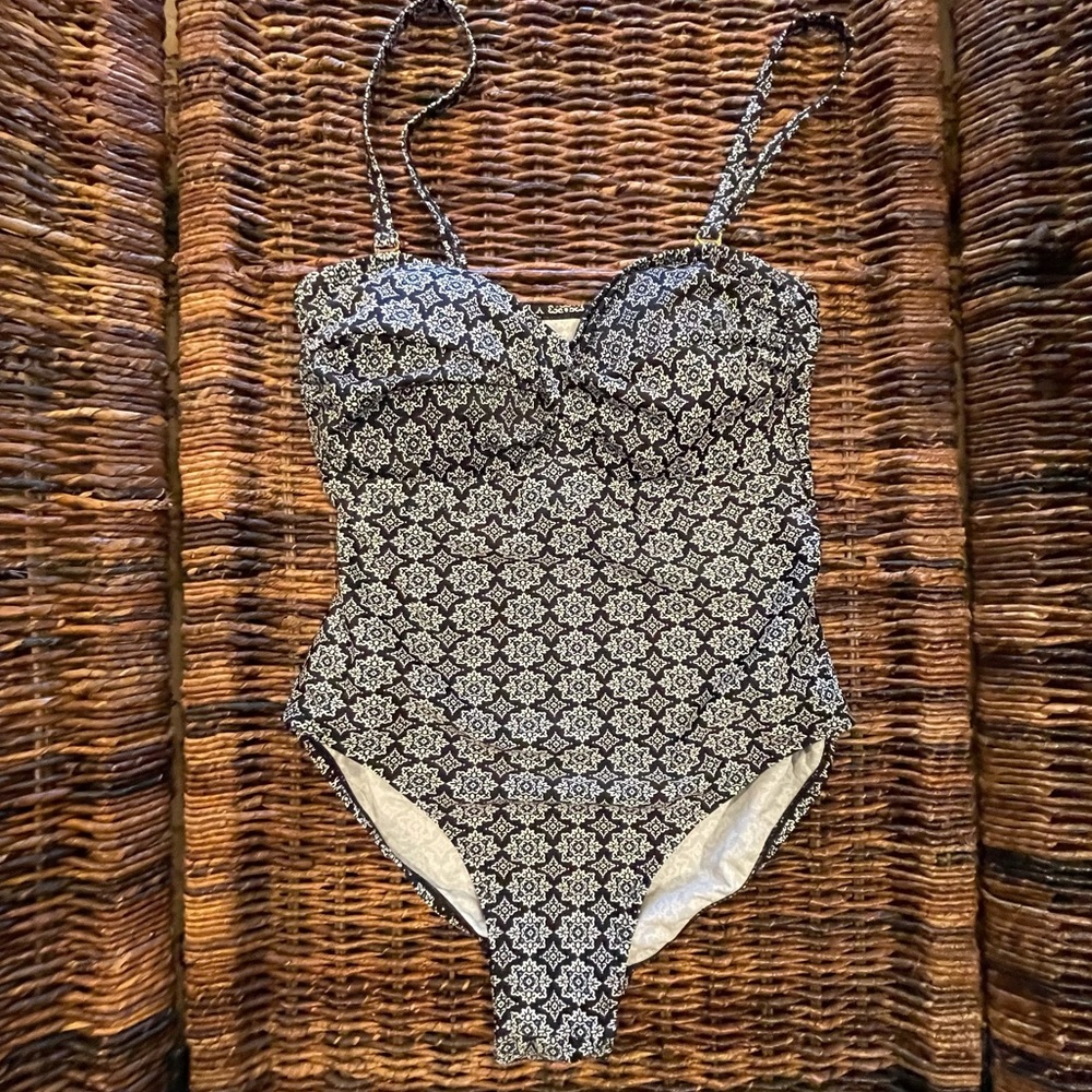 One piece, convertible strap, shaper swim suite. Size 8 Black, green and white.